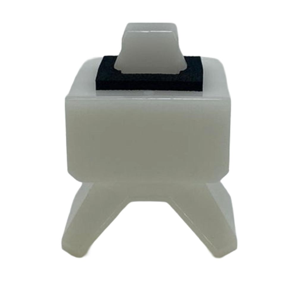 Пистон-клипса панели угла кузова (Нижняя / квадратная / большая) Isuzu NLR85 / NMR85 / NPR75 / NQR90 Евро-4/5 | Оригинал